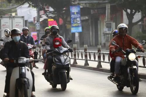 [Chùm ảnh] Không khí lạnh về, nhiều người mặc áo ấm ra đường vào sáng sớm
