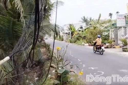 Vướng dây cáp sà xuống đường, một cán bộ công an tử vong