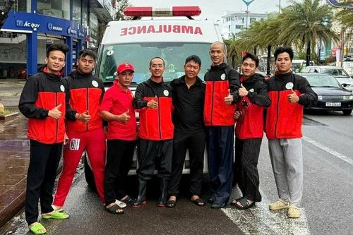 Can trường cứu người trong lũ dữ