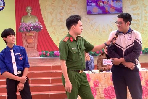 Tuyên truyền chiến dịch 'Không một mình-Cùng nhau an toàn trực tuyến' cho học sinh Trường THPT Phạm Văn Đồng