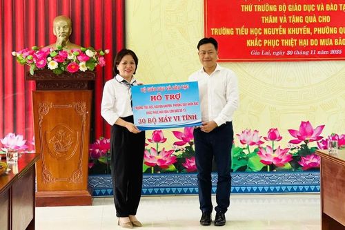Thứ trưởng Bộ GD&ĐT Lê Quân thăm hỏi, động viên các trường học vùng lũ tại Gia Lai