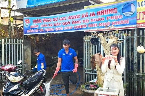 Tuổi trẻ xã Ia Hrung rửa xe gây quỹ hỗ trợ bà con vùng lũ