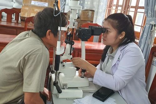 Chăm sóc sức khỏe cho đồng bào vùng lũ ở xã Ngô Mây