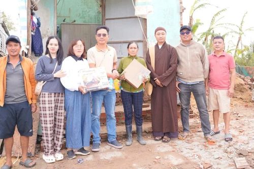 Trao 680 suất quà hỗ trợ người dân, học sinh xã Tuy Phước Đông và xã Ngô Mây