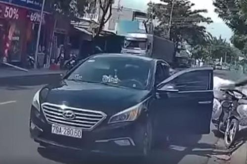 Lập biên bản xử lý người điều khiển xe ô tô đỗ xe ngược chiều