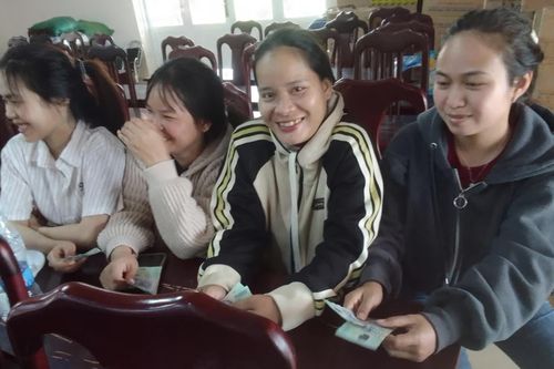Xã Tây Khánh Sơn hoàn thành việc chi tiền hỗ trợ người dân ảnh hưởng bởi mưa lũ