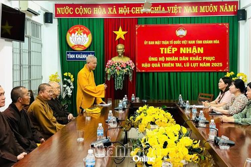 Giáo hội Phật giáo Việt Nam và mạnh thường quân trao 750 suất quà hỗ trợ người dân vùng lũ