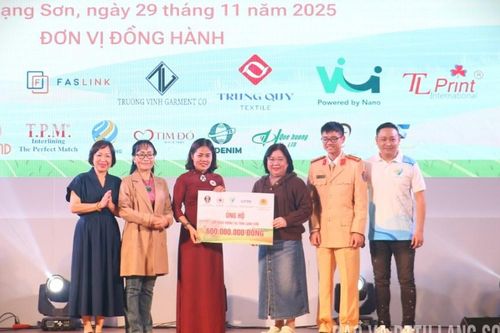 Chương trình ca nhạc gây quỹ Chia sẻ yêu thương 'Gửi gạch lên vùng cao'