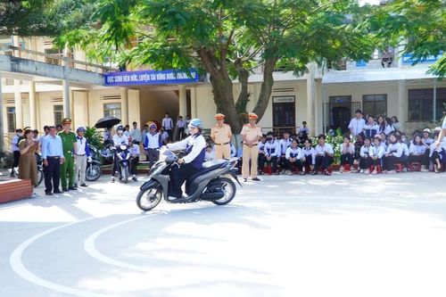 Gần 2.200 học sinh THPT ở Đức Lập được trang bị kỹ năng lái xe an toàn