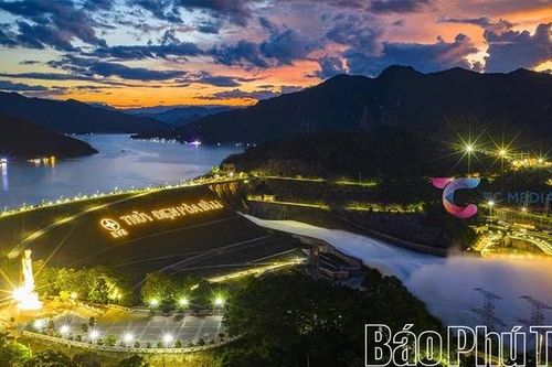 Huyền ảo hồ Hòa Bình