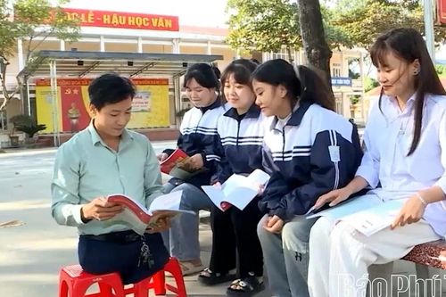 Người thầy 'đi bằng đôi tay': Biểu tượng nghị lực và trái tim nhiệt huyết trên bục giảng