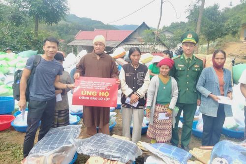 Hơn 260 triệu đồng quà tặng đến với bà con và học sinh vùng lũ