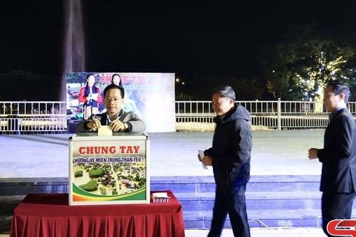 Phát động ủng hộ 'Chung tay hướng về miền Trung thân yêu'