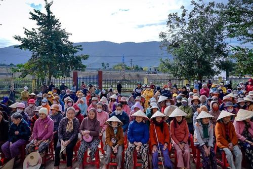 Các tự viện tại TP.HCM tặng quà bà con miền Trung sau bão lũ