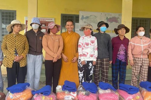 Chùa Pháp Huyền và các nhóm thiện nguyện trao quà đến bà con vùng bão lũ tỉnh Đắk Lắk