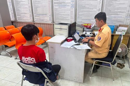 TP.HCM: Công an làm việc với nam sinh chạy xe máy độ pô, che biển số quay clip lên mạng