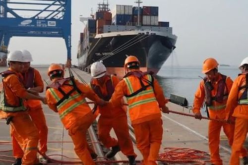 Toàn cảnh giao thông 30/11: Bão số 15 diễn biến phức tạp, siết chặt cấp phép rời cảng