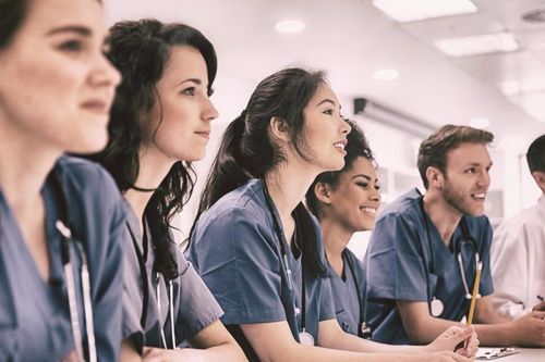 Những mô hình quốc tế đào tạo bác sĩ, luật sư: Đặt trọng tâm kiểm soát đầu ra