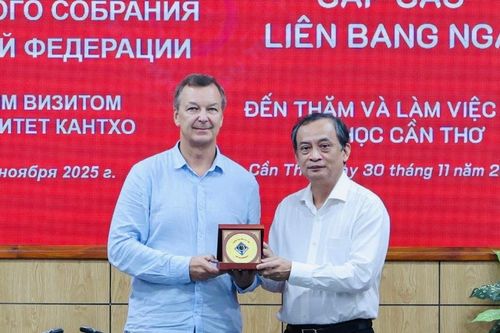Phó Chủ tịch thứ nhất Hội đồng liên bang Quốc hội Liên bang Nga A.V. Yatskin thăm, làm việc tại Đại học Cần Thơ