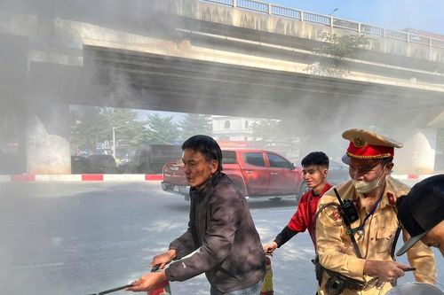 Hà Nội: Ô tô bất ngờ phát hỏa, CSGT cùng người dân kịp thời dập lửa