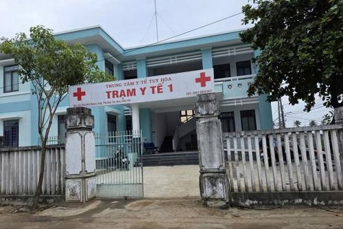 Nhân viên y tế không cho người mẹ và đứa bé sơ sinh vào trạm y tế tránh lũ đã nhận lỗi