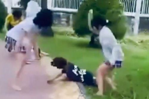 Hai nữ sinh bị bạn học đánh hội đồng, khiến một em nhập viện cấp cứu