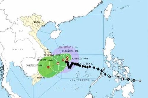Bão số 15 đổi hướng và gây gió mạnh