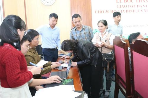 Người dân xã Quang Minh được bốc thăm đất dịch vụ