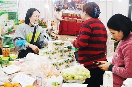 Tiếp sức vốn cho tiểu thương nhập hàng phục vụ mùa Tết