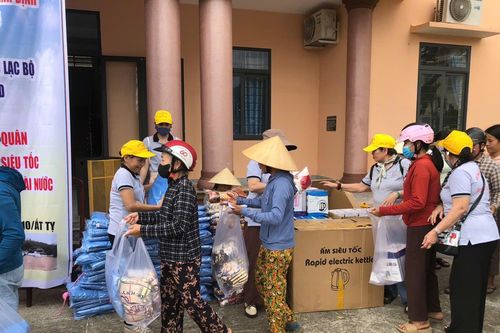 Hành trình sẻ chia yêu thương của Hội cháo Hạnh nguyện đến với bà con vùng bão lũ