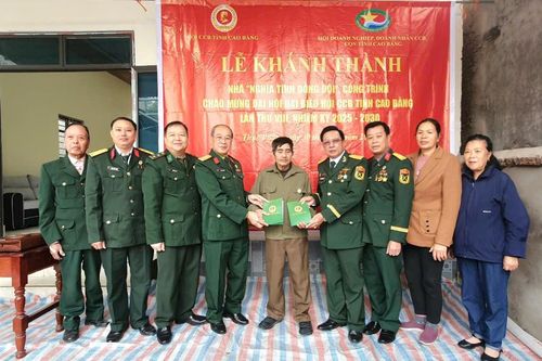 Bàn giao Nhà 'Nghĩa tình đồng đội' tại phường Thục Phán