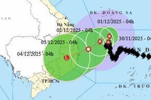 Bão số 15 giữ nguyên cường độ, đổi hướng và gây sóng to, gió mạnh