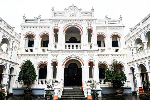 Dinh thự Vua Mèo khoác áo mới sau trùng tu, lộng lẫy giữa cao nguyên trắng