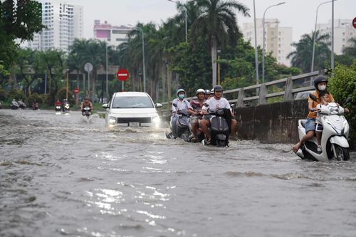 TP.HCM cảnh báo triều cường kết hợp mưa lớn gây ngập úng