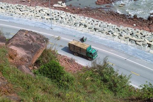 Nguy cơ sạt lở vách núi Mộ Dạ, đe dọa tuyến đường ven biển Nghệ An