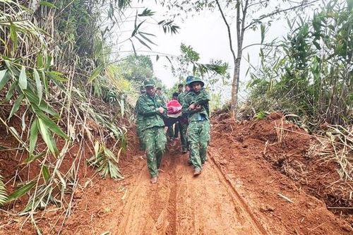 Khiêng cáng vượt dốc núi sạt lở cứu sản phụ 'ngàn cân treo sợi tóc'