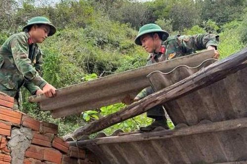 Thủ tướng phát động 'Chiến dịch Quang Trung' xây dựng lại nhà dân sau mưa lũ lịch sử