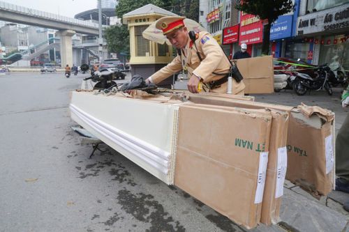 Cảnh sát giao thông xử lý nghiêm xe máy chở hàng cồng kềnh dài tới 3m
