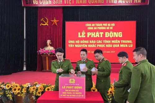 Tấm lòng sẻ chia của Công an phường Bồ Đề với đồng bào vùng chịu ảnh do mưa lũ kéo dài