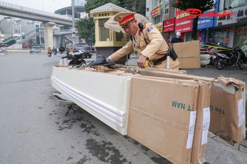 Hà Nội: Xử lý hàng loạt trường hợp chở hàng cồng kềnh trên đường Nguyễn Trãi