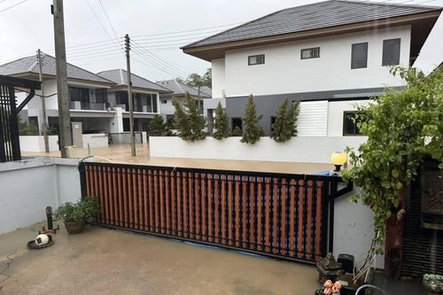 Ngôi nhà duy nhất không ngập giữa tâm lũ Thái Lan
