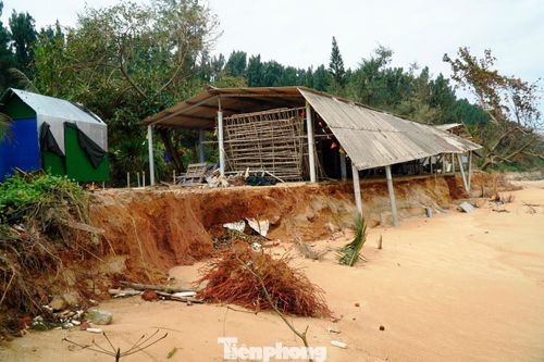 Bãi tắm nổi tiếng tại Huế bị sóng dữ 'xóa sổ' sau mưa bão