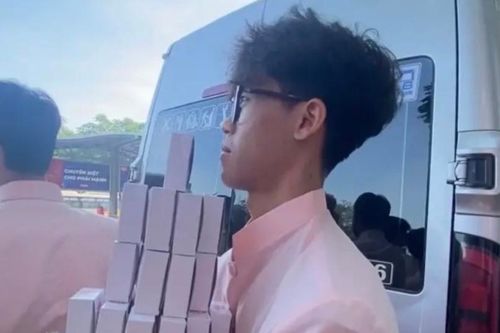 Đang ngồi chờ xe buýt, nam sinh thành người bê tráp bất đắc dĩ