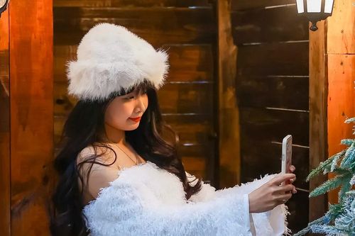 Không khí Noel phủ kín các quán cà phê ở Hà Nội: Giới trẻ check-in nườm nượp