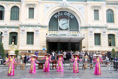 TP.HCM: Giai điệu dân tộc rộn rã 'níu chân' du khách cuối tuần