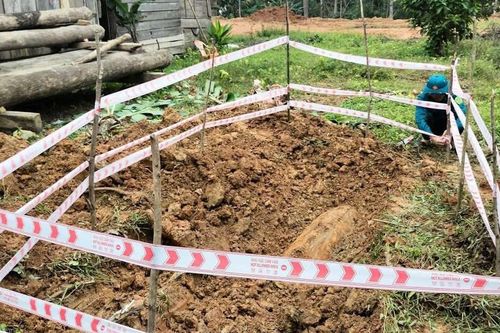 Phát hiện quả bom 'khủng' trong vườn nhà dân