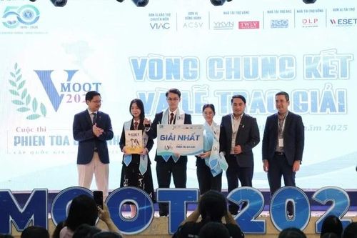 Trường đại học Luật Hà Nội giành giải Nhất cuộc thi Phiên tòa giả định VMoot 2025