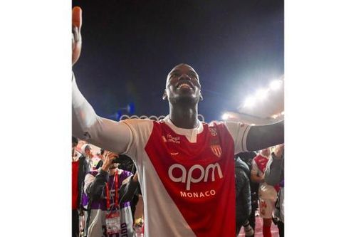 Paul Pogba thi đấu hơn 5 phút và được… khen