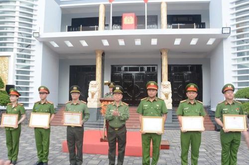Khen thưởng các tập thể, cá nhân Công an thành phố Đà Nẵng có thành tích xuất sắc trong công tác, chiến đấu