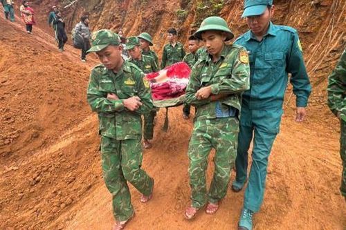 Hành trình băng rừng, vượt núi khiêng 2 sản phụ vùng biên đi cấp cứu